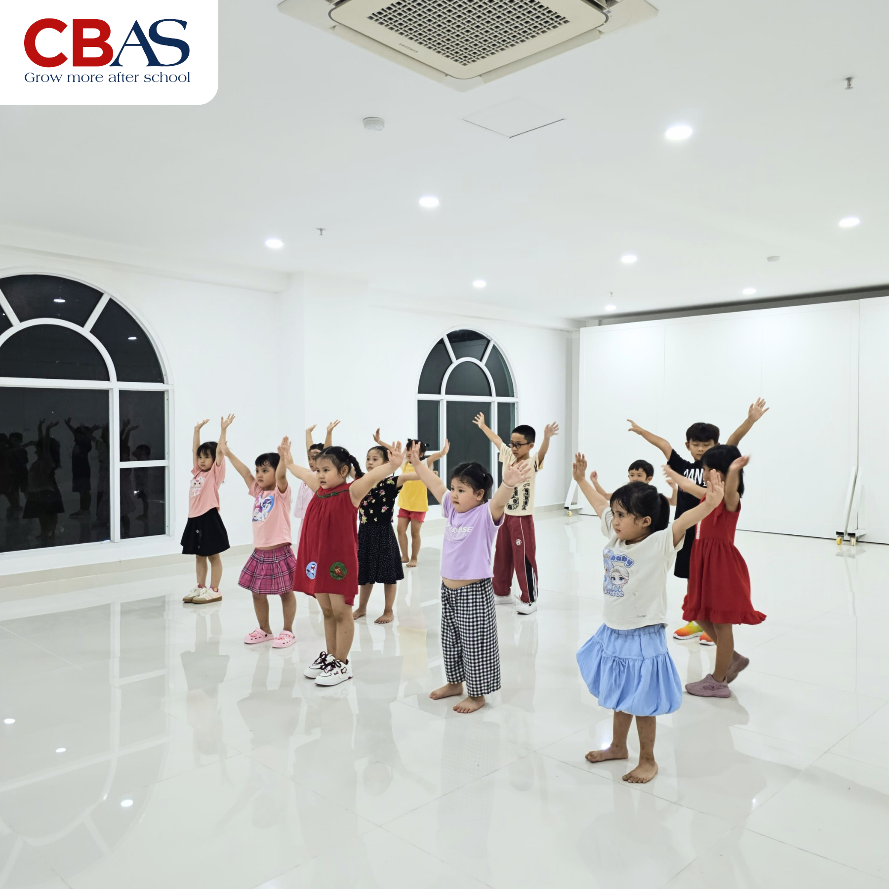 con vui vẻ thể hiện năng khiếu 